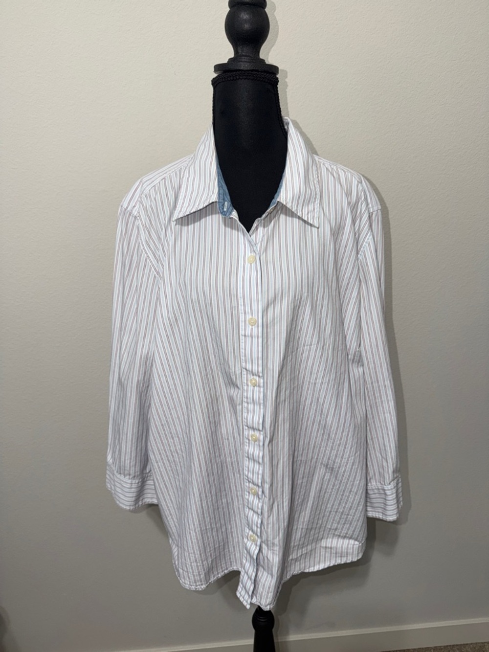 Tommy Hilfiger White Button-Down Shirt with Subtle Stripes su26